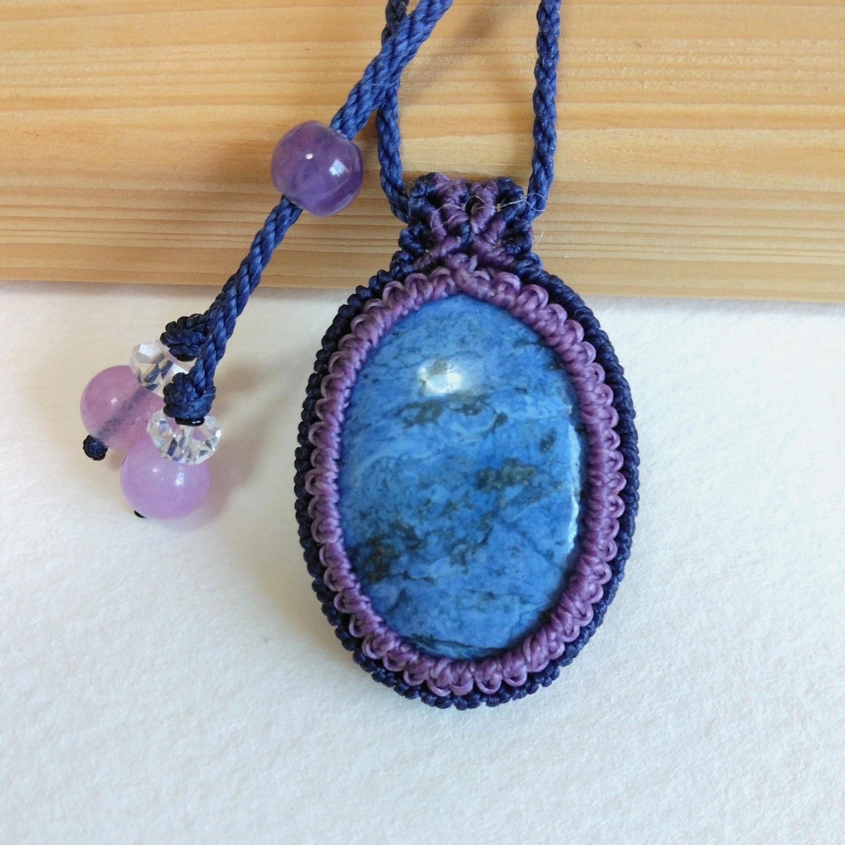 天然石ペンダント　デュモルチェライト　マクラメ編み　MP39