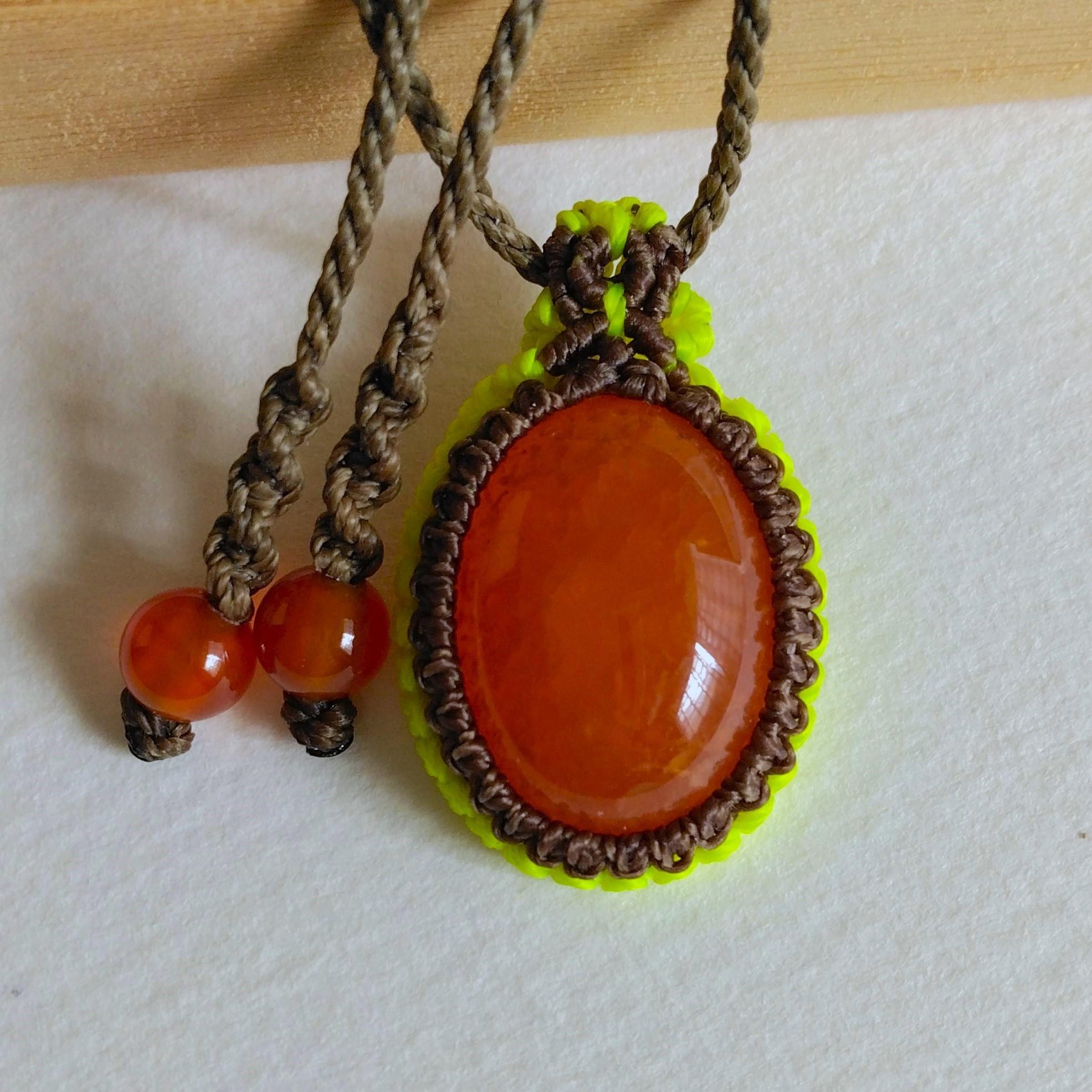 天然石ペンダント　カーネリアン　マクラメ編み　MP47