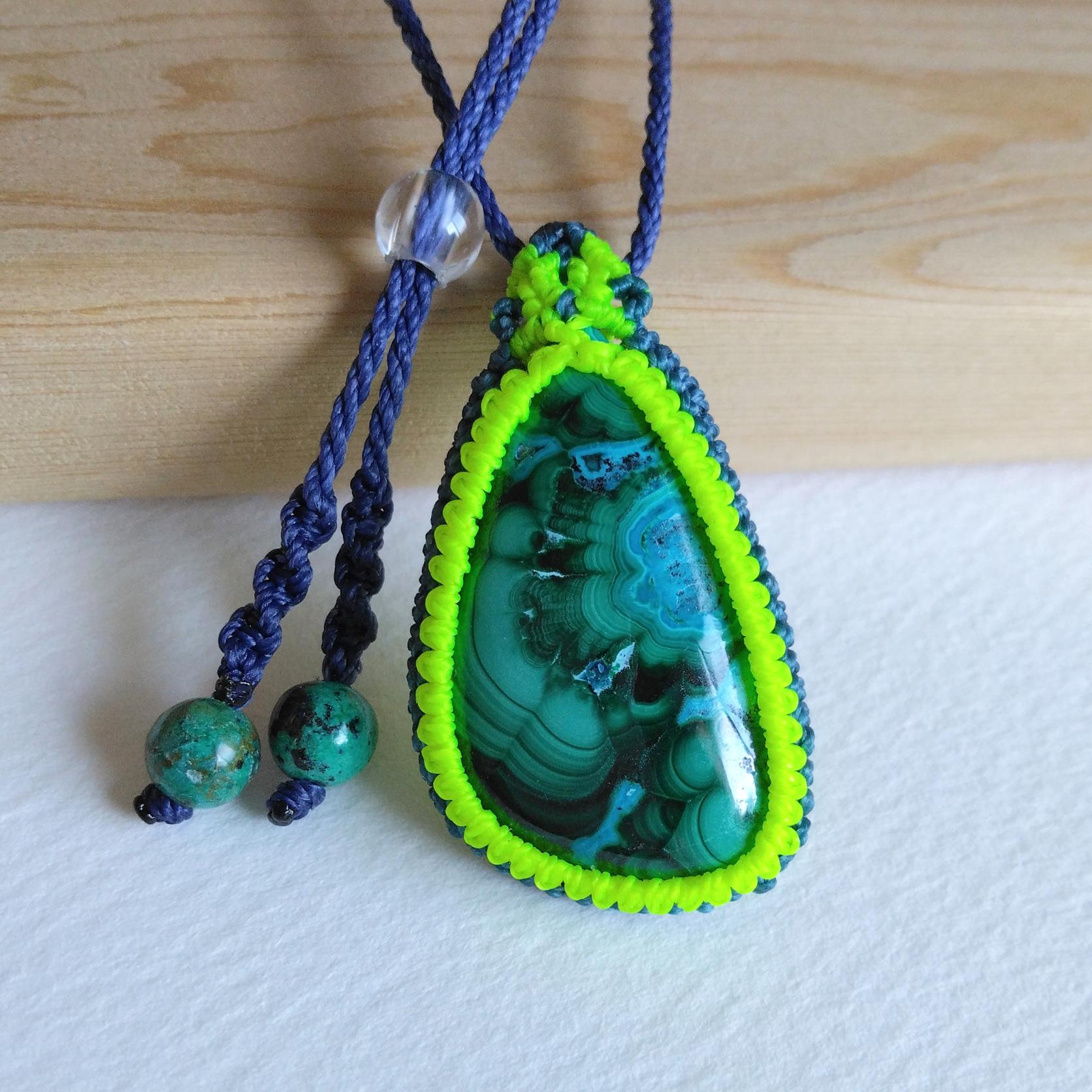 天然石ペンダント　クリソコラマラカイト　マクラメ編み　MP48