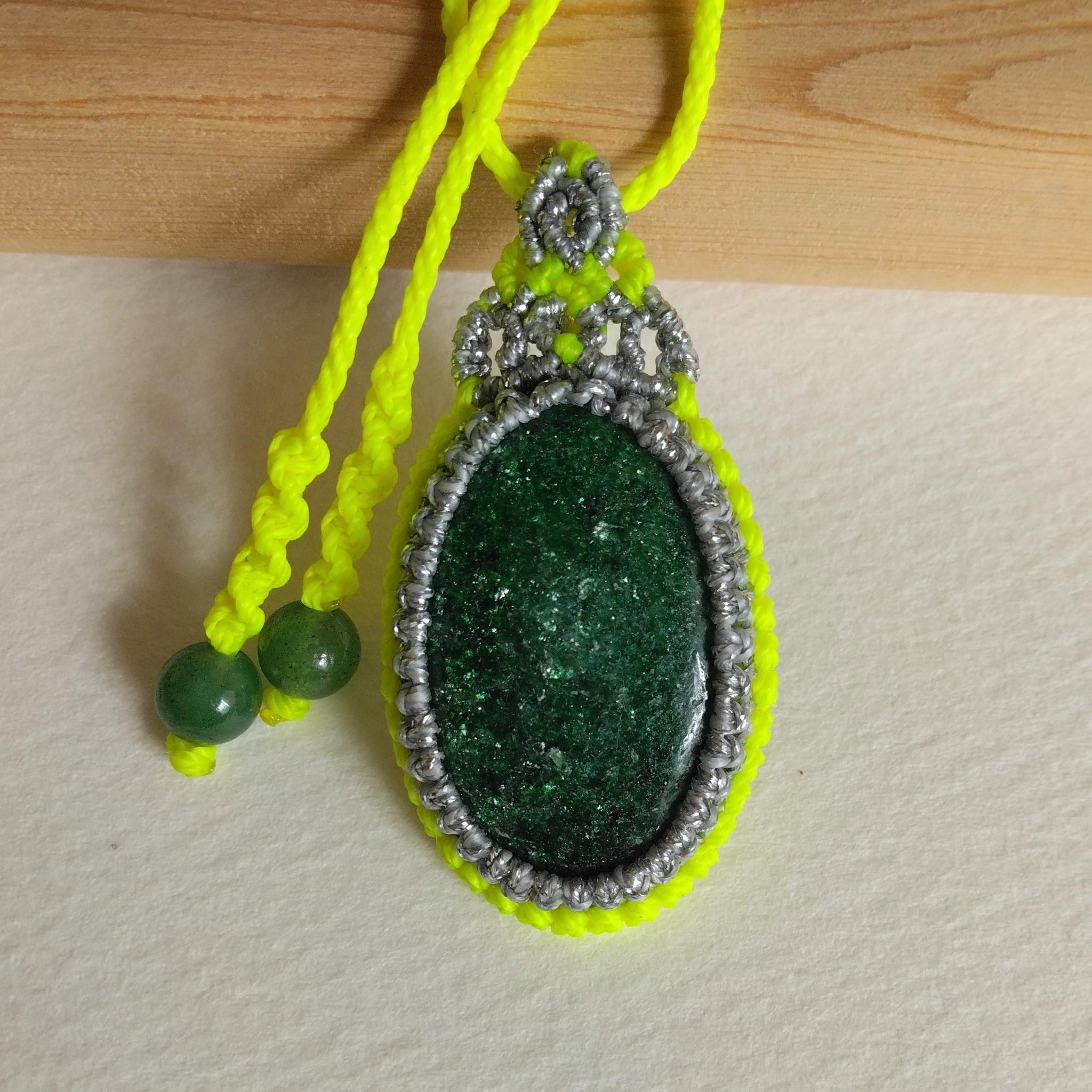 天然石ペンダント　グリーンアベンチュリン　マクラメ編み　MP51