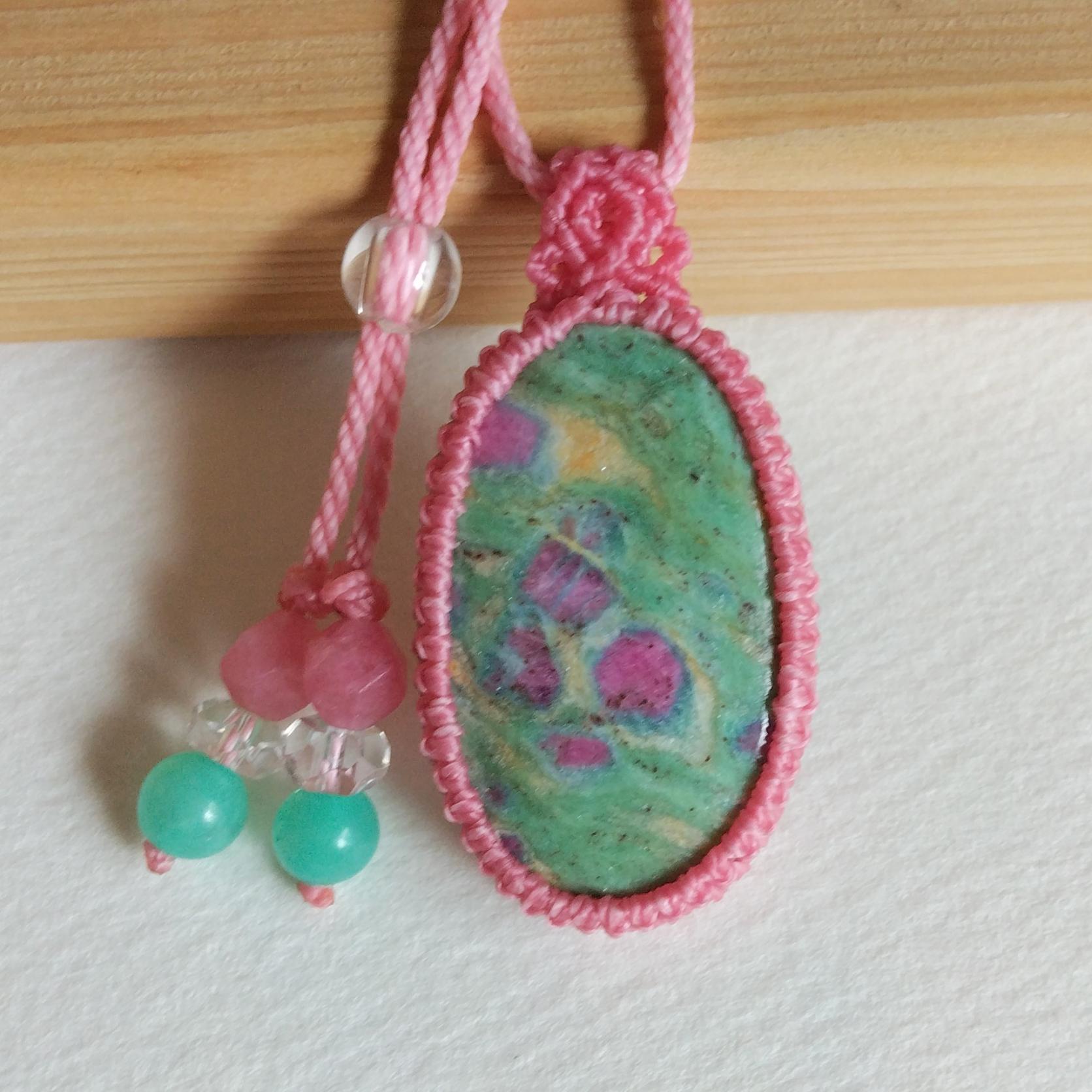 天然石ペンダント　ルビーインフックサイト　マクラメ編み　MP55