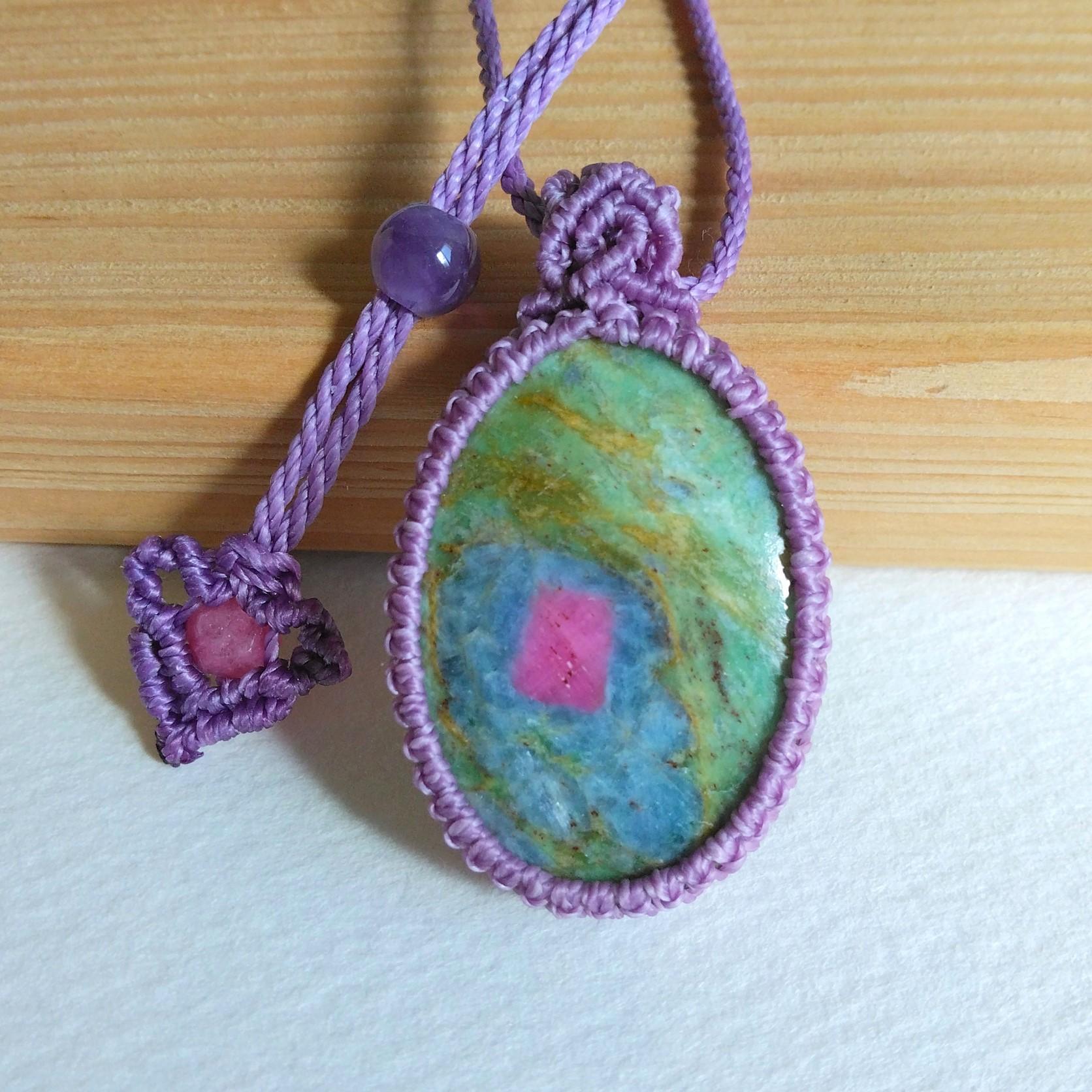 天然石ペンダント　ルビーインフックサイト　マクラメ編み　MP59