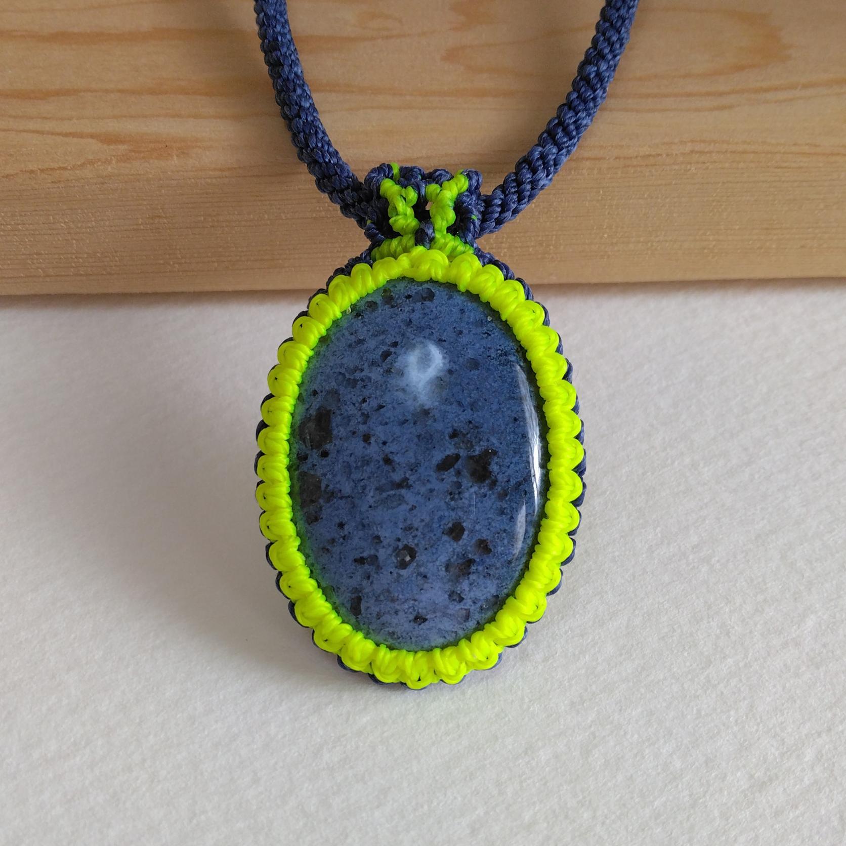 天然石ペンダント　デュモルチェライト　マクラメ編み　MP60