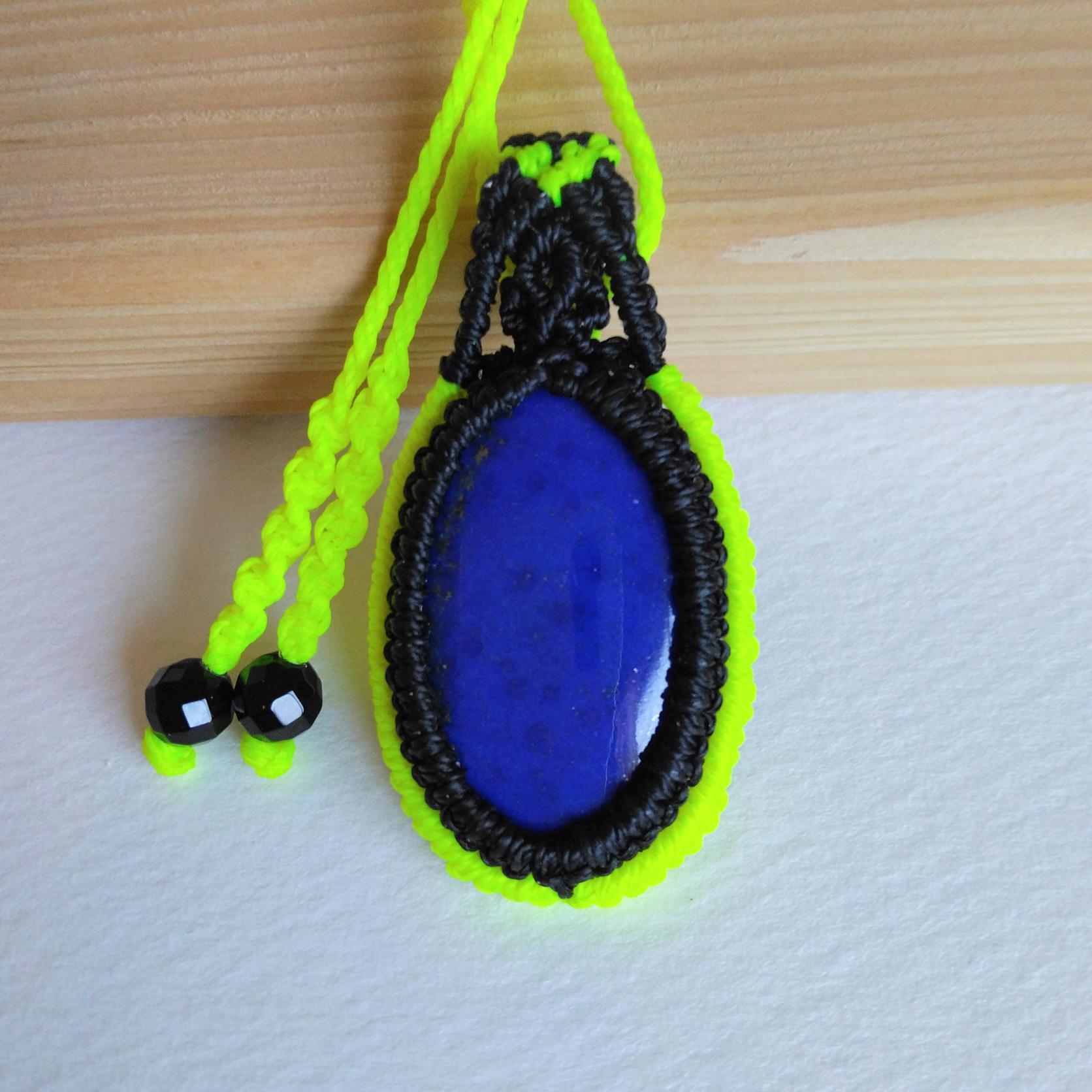 天然石ペンダント　ラピスラズリ　マクラメ編み　MP62