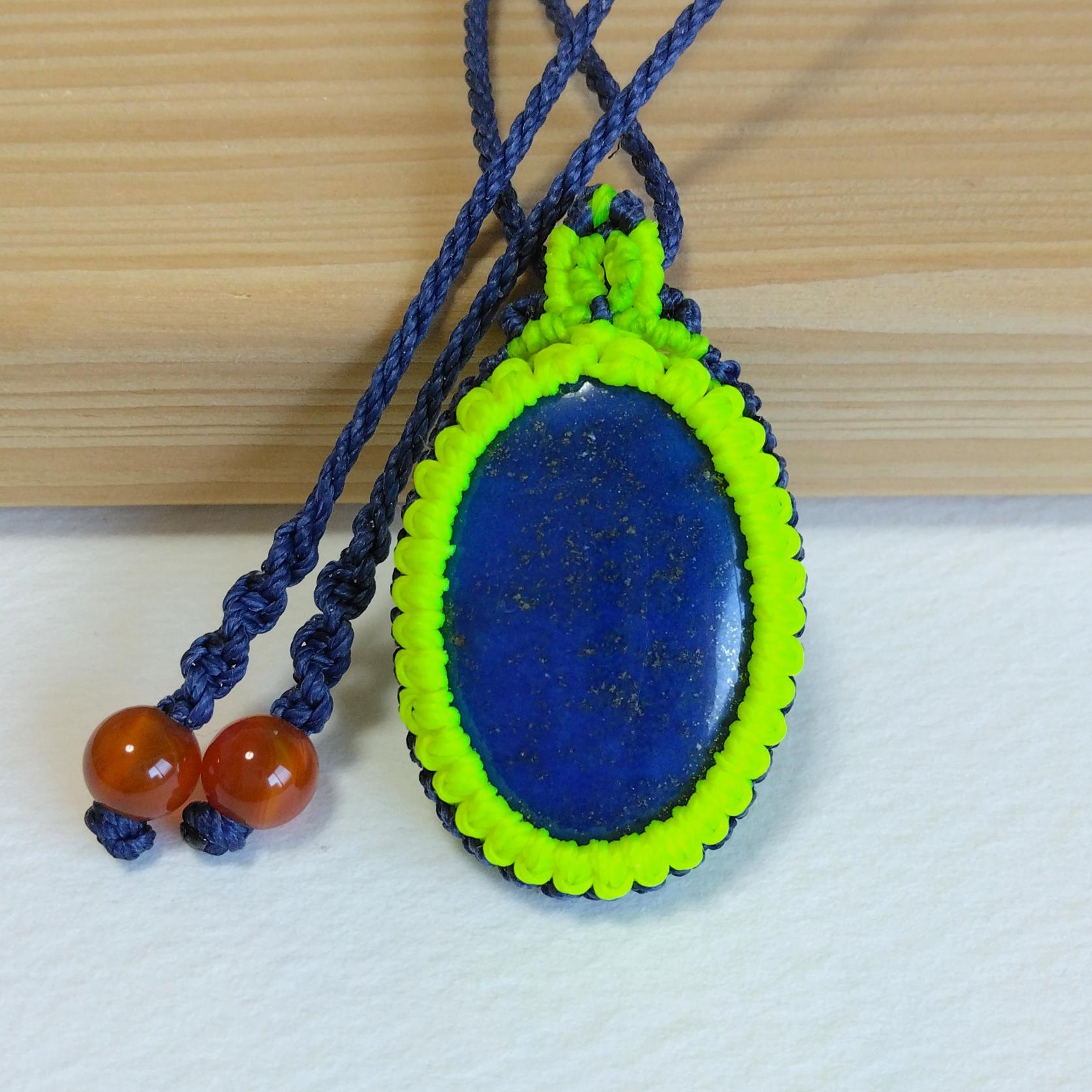 天然石ペンダント　ラピスラズリ　マクラメ編み　MP63