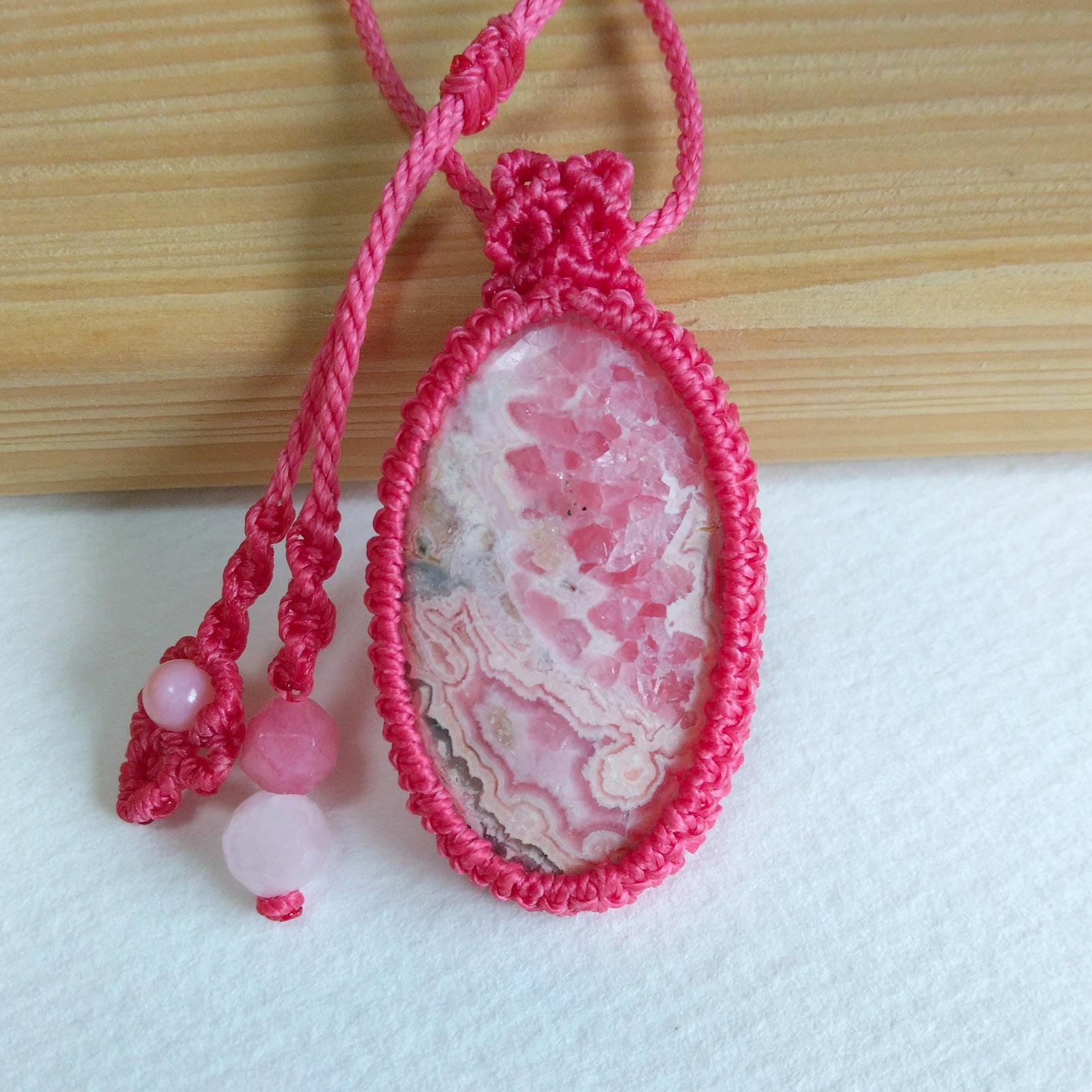 天然石ペンダント　ロードクロサイト（インカローズ）　マクラメ編み　MP68