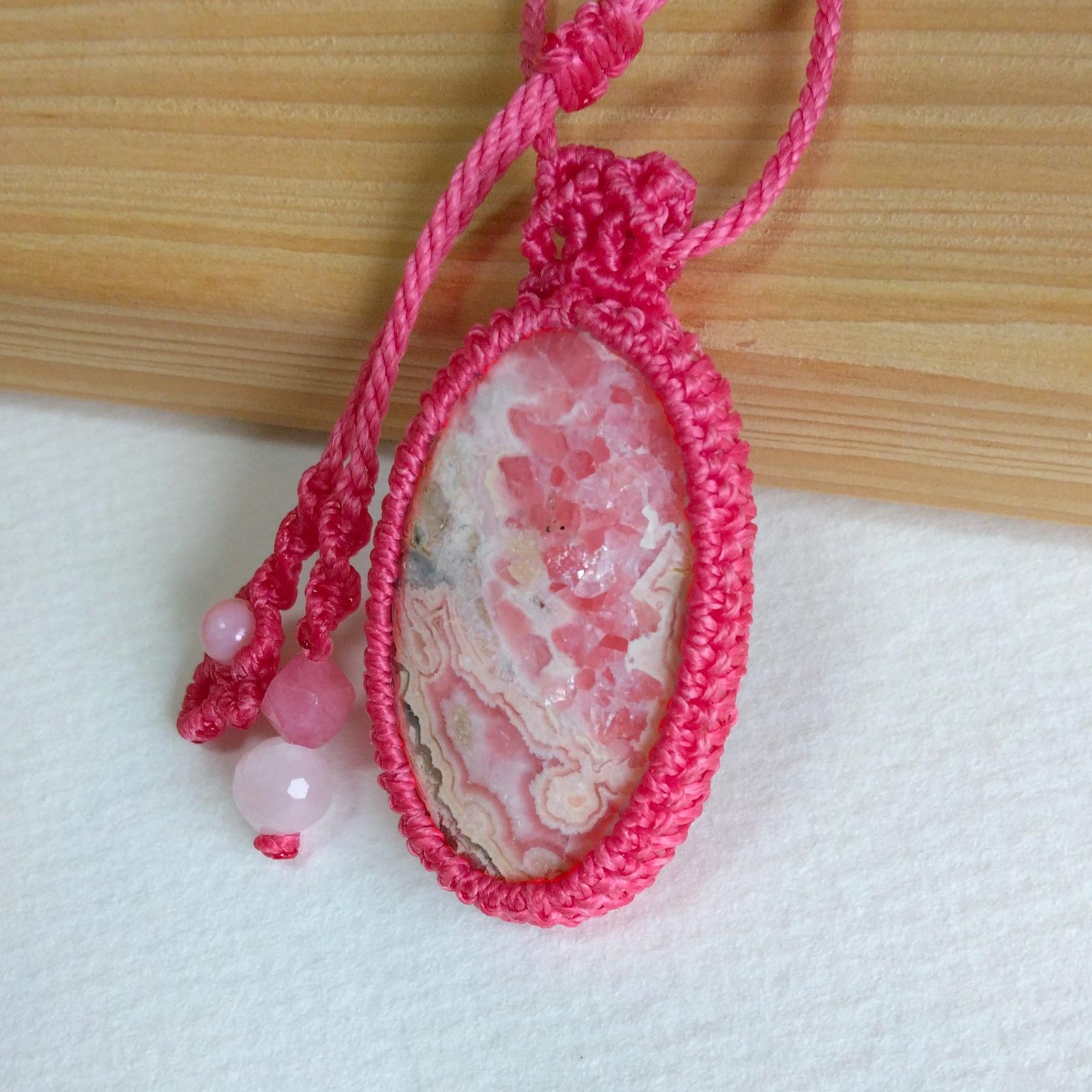 天然石ペンダント　ロードクロサイト（インカローズ）　マクラメ編み　MP68 | 2枚目