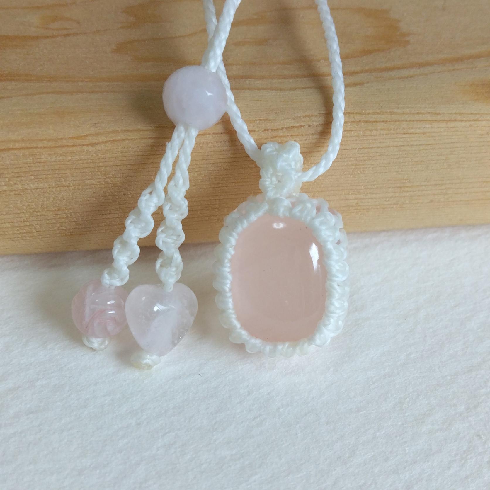 天然石ペンダント　ローズクォーツ　マクラメ編み　MP70