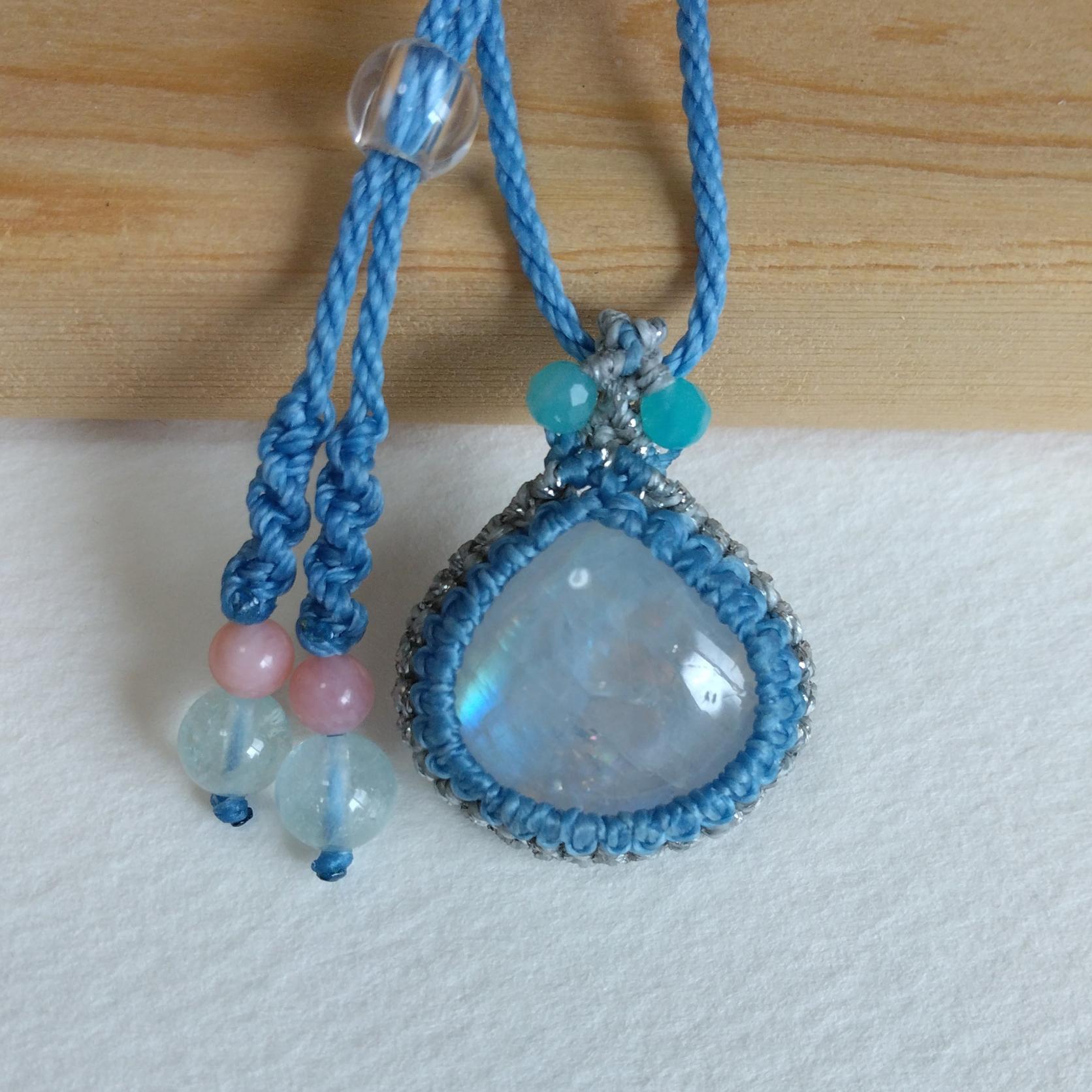 天然石ペンダント　レインボームーンストーン　マクラメ編み　MP73
