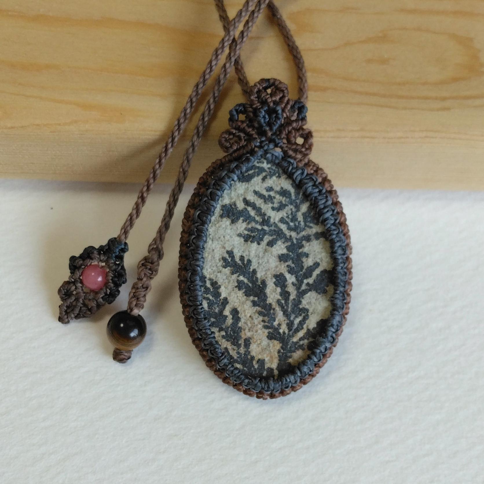 天然石ペンダント　ジャーマンデンドライト　マクラメ編み　MP74