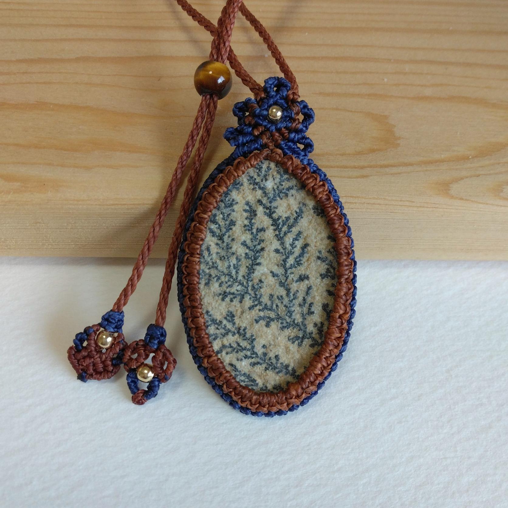 天然石ペンダント　ジャーマンデンドライト　マクラメ編み　MP76