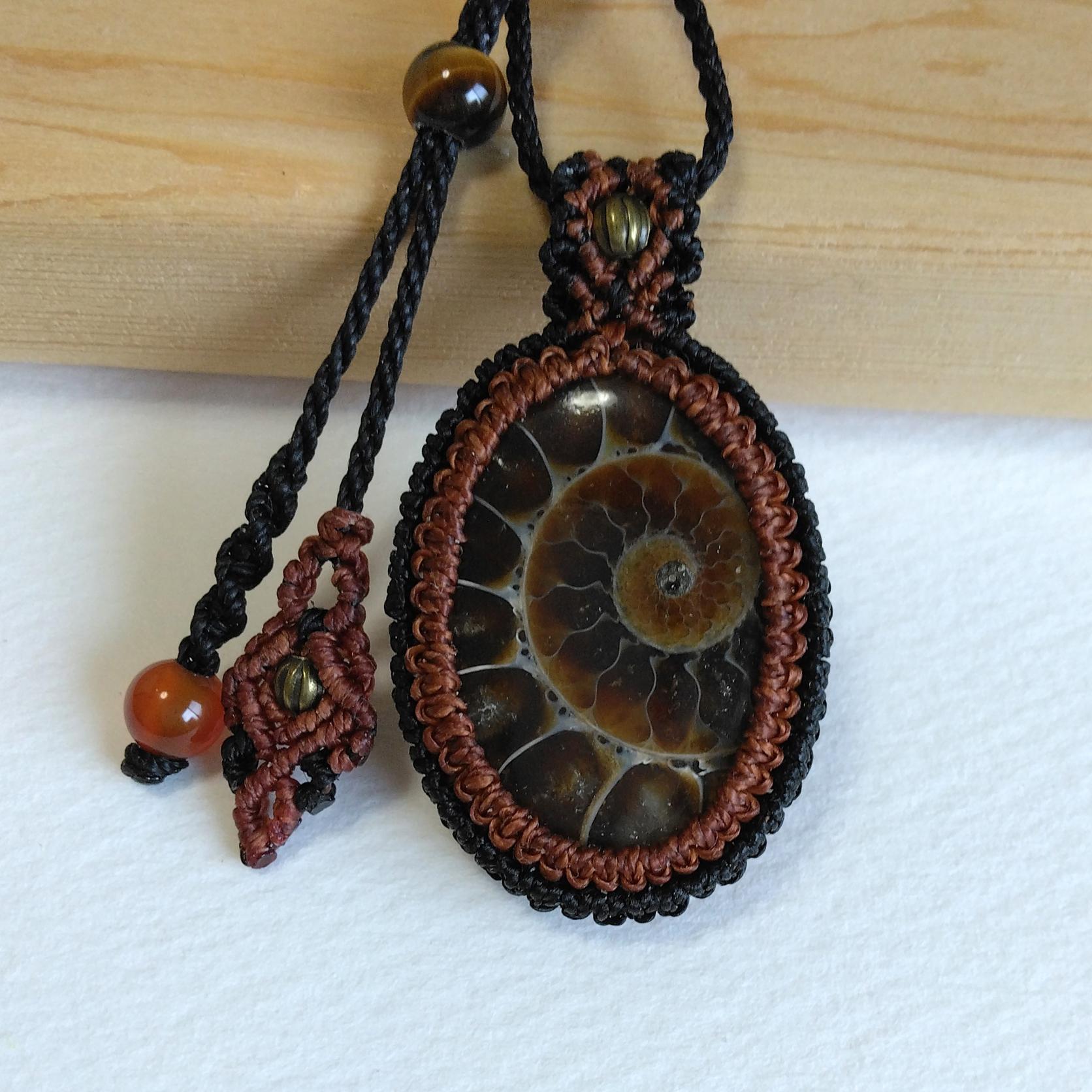 天然石ペンダント　アンモナイト　マクラメ編み　MP77