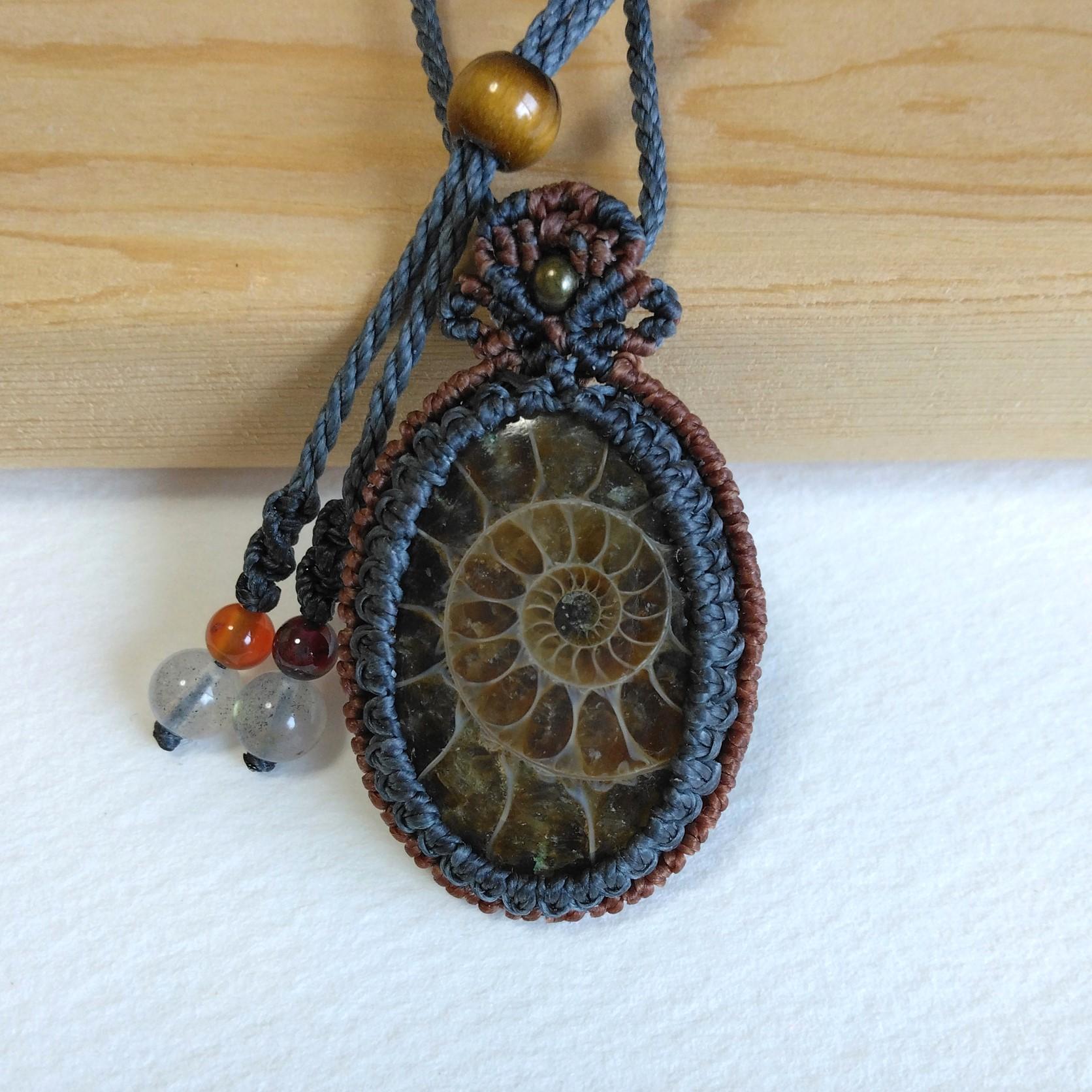 天然石ペンダント　アンモナイト　マクラメ編み　MP78