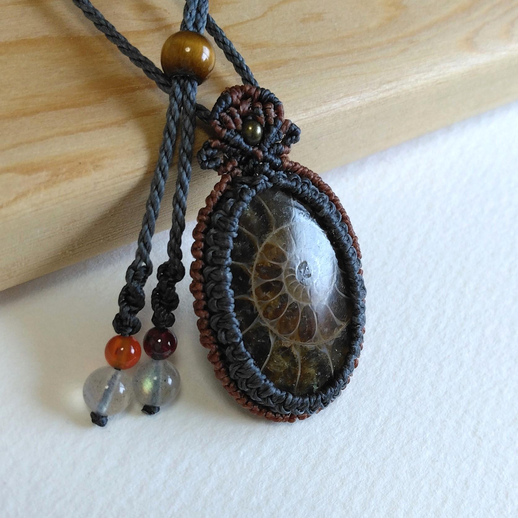 天然石ペンダント　アンモナイト　マクラメ編み　MP78 | 2枚目