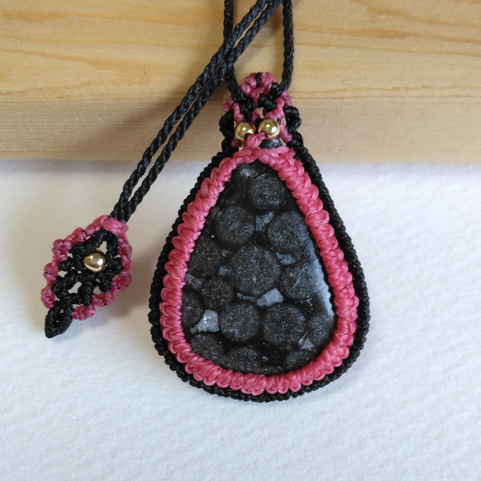 天然石ペンダント　フォッシルコーラル　マクラメ編み　MP81