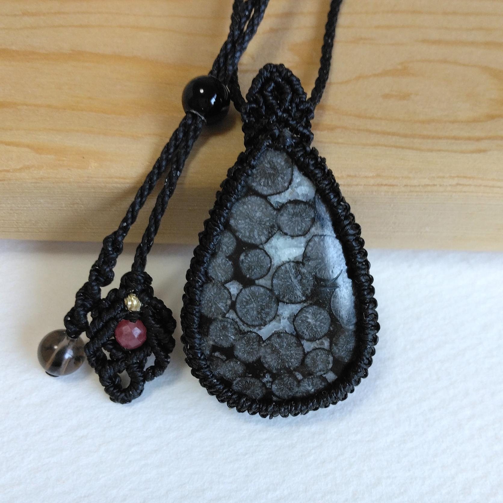 天然石ペンダント　フォッシルコーラル　マクラメ編み　MP82