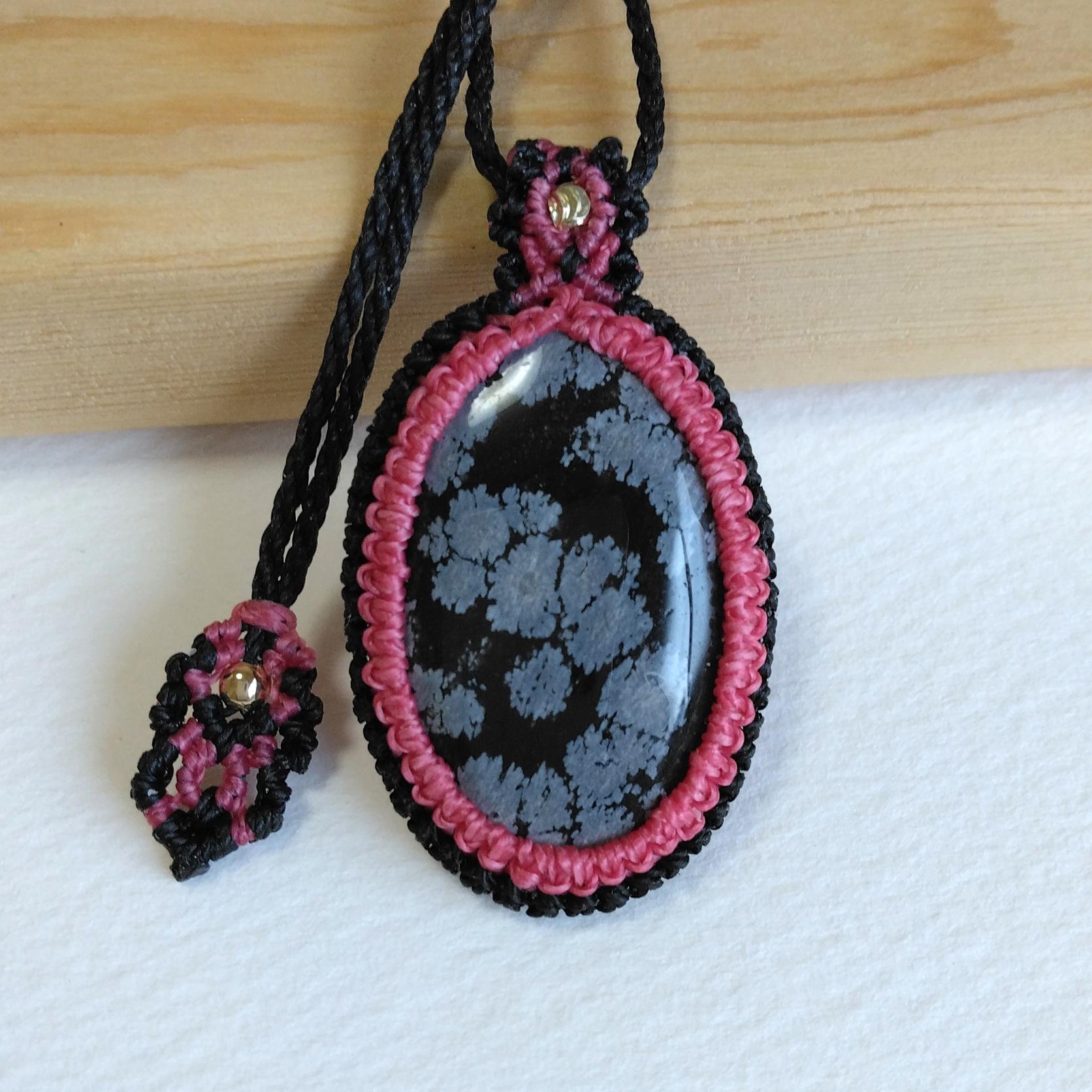 天然石ペンダント　スノーフレークオプシディアン　マクラメ編み　MP85