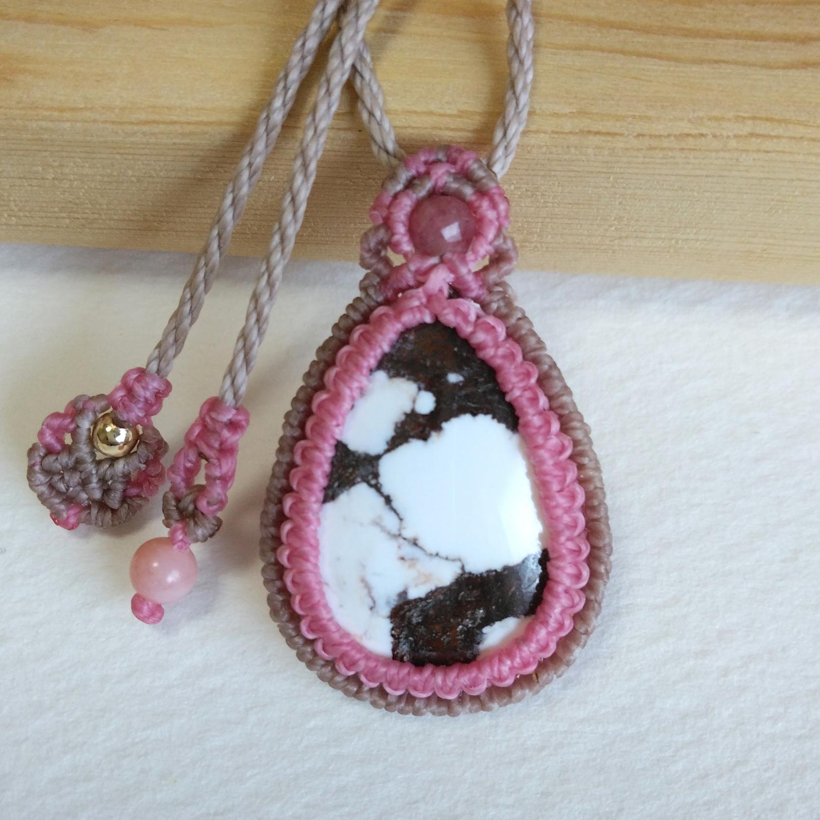 天然石ペンダント　ホワイトホース　マクラメ編み　MP88