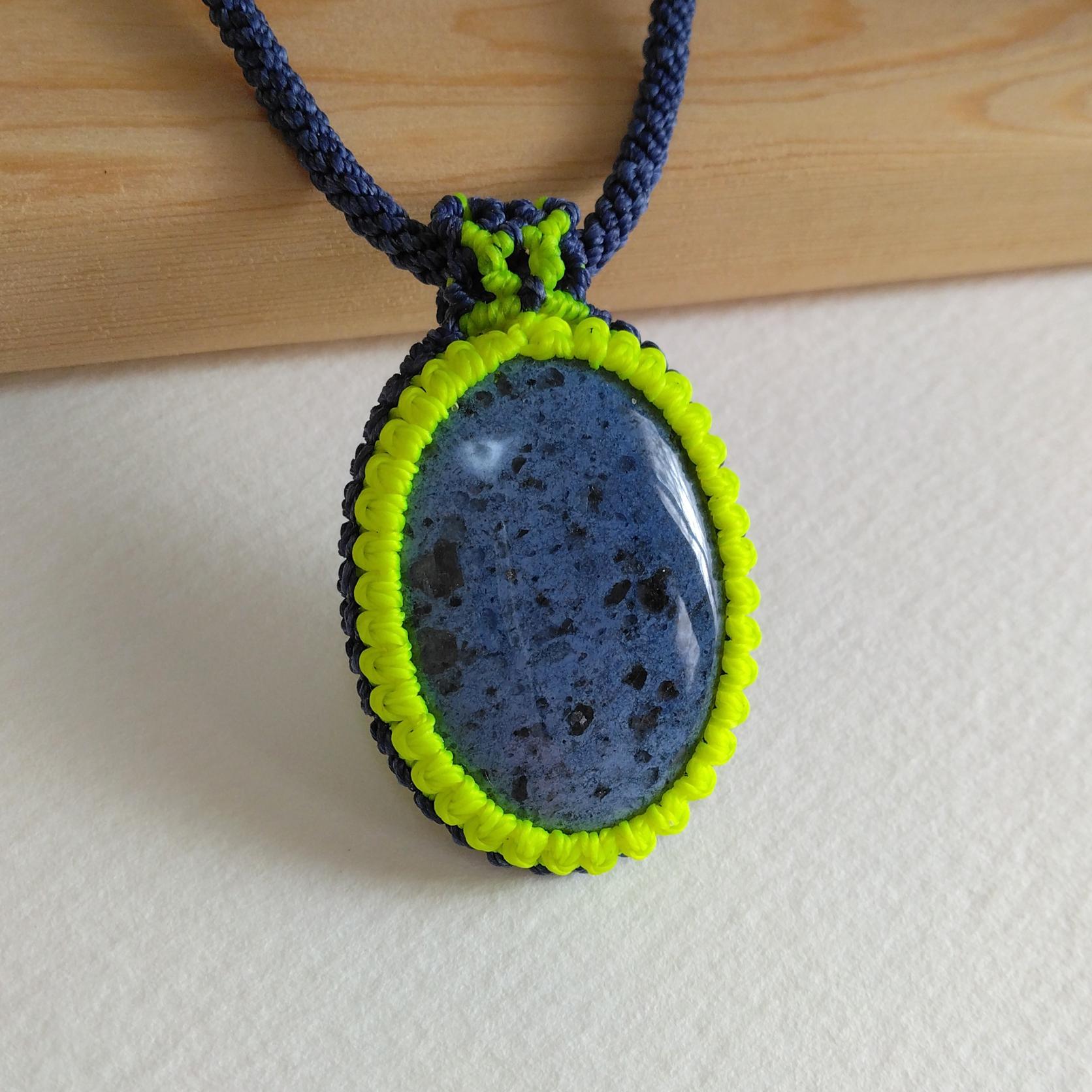 天然石ペンダント デュモルチェライト マクラメ編み MP60 | 2枚目