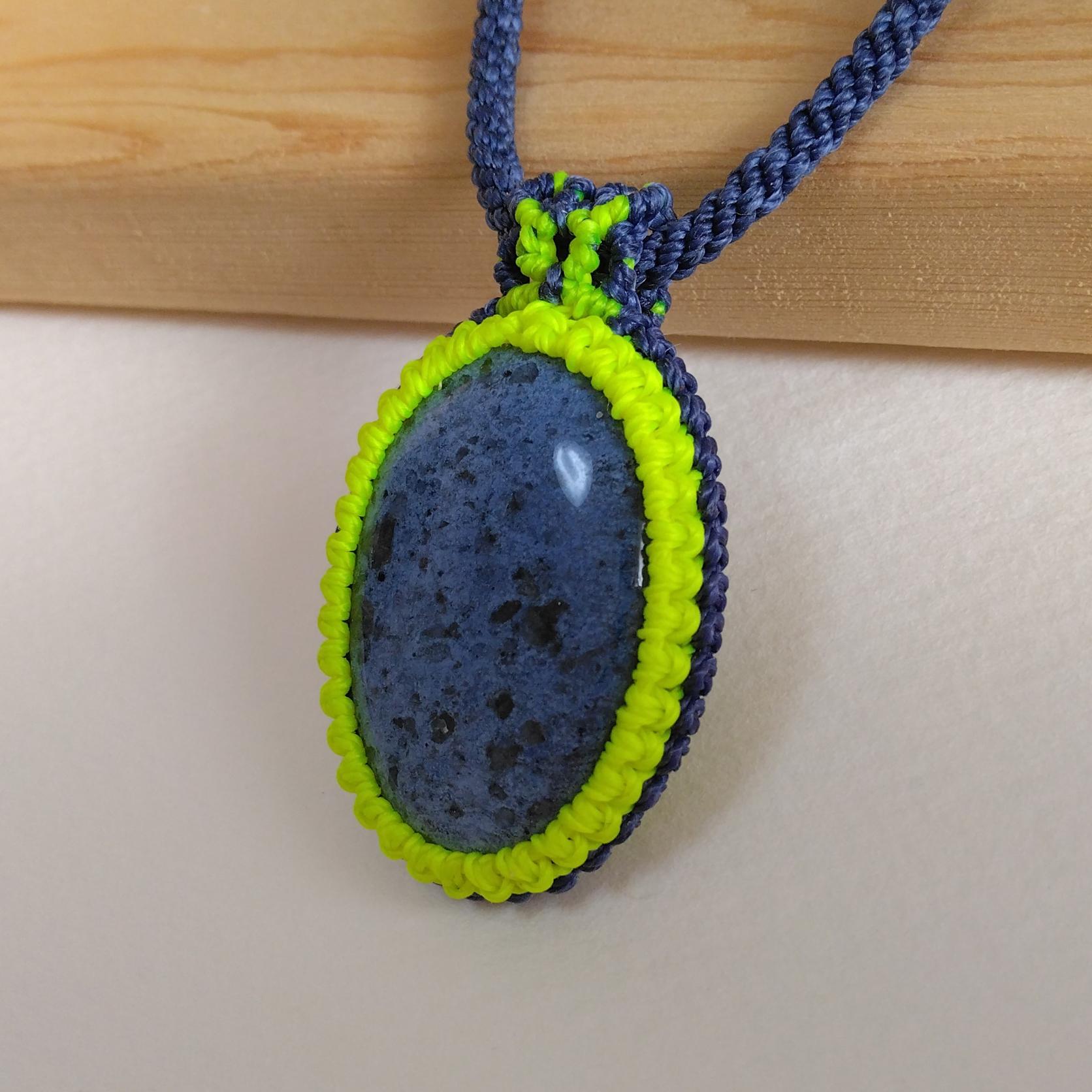 天然石ペンダント デュモルチェライト マクラメ編み MP60 | 3枚目